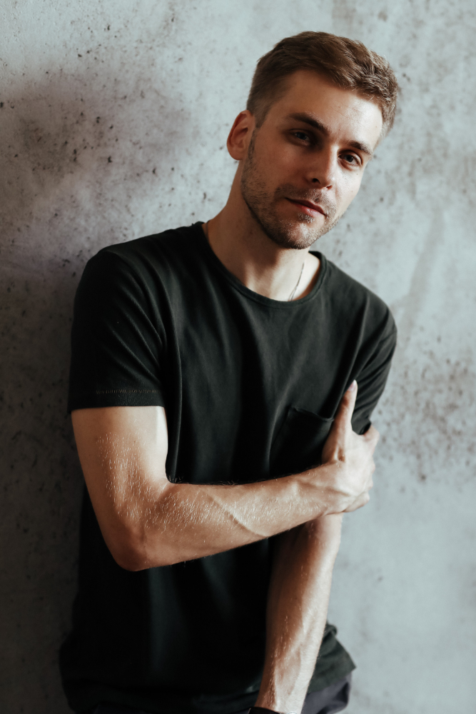 jeune-bel-homme-posant